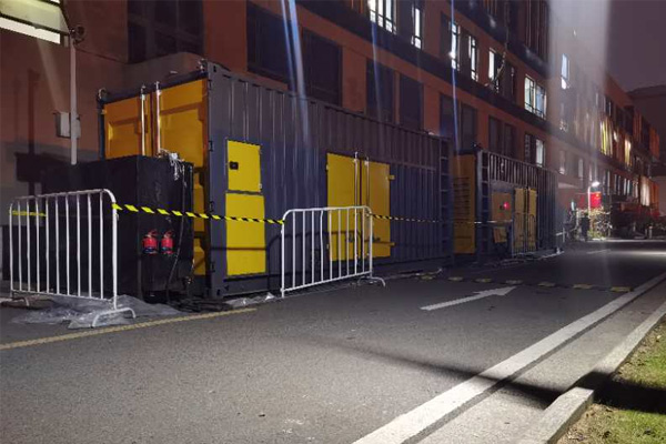 冯坡镇柴油发电机组的输出电压是如何调节的？